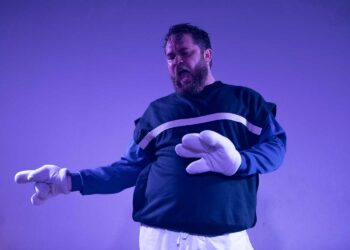 “Bigorna” transforma dor, memória e terror em potente solo teatral