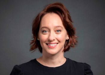 Dinah Feldman vive momento de expansão entre teatro, memória e narrativa