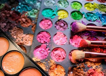 Conheça os riscos de usar produtos de maquiagem vencidos