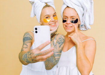 Existe idade certa para começar a cuidar da pele? Dermatologista responde
