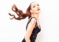 Lia Paris celebra 10 anos de “Lua Vermelha” e volta ao Brasil com shows