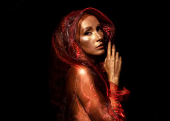 Lia Paris celebra 10 anos de “Lua Vermelha” e volta ao Brasil com shows