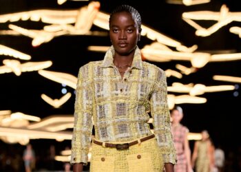 Nigeriana hit do TikTok estreia na passarela da Chanel