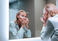 Skincare depois dos 50: o que muda na rotina? 