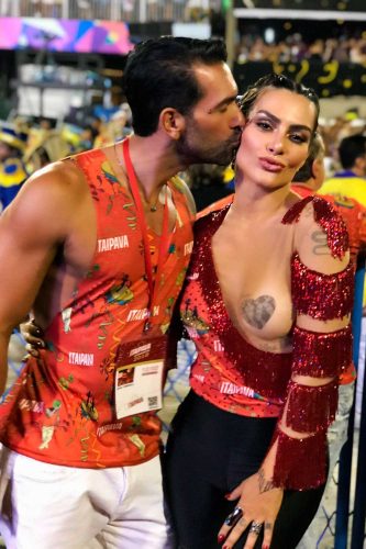 Rapha Mendonça e Cleo, durante Carnaval, quando o stylist criou abadá polêmico para o camarote Itaipava - Foto: Acervo pessoal