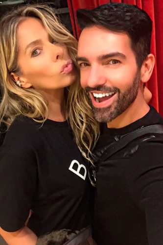 Rapha Mendonça com Adriane Galisteu no backstage do programa "Muito +", na Band, onde ele tinha um quadro que falava de looks - Foto: Acervo pessoal
