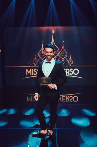 Rapha Mendonça apresentando e fazendo comentários de moda no Miss Universo, ao vivo, na Band - Foto: Acervo pessoal