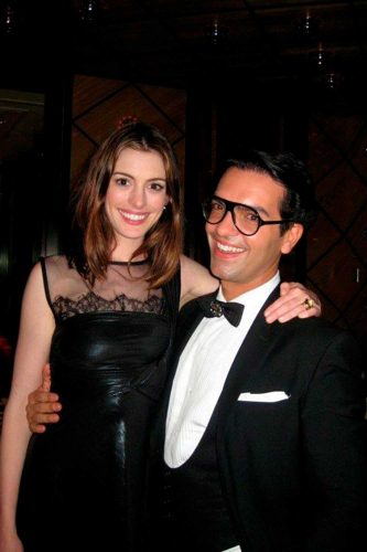 Rapha Mendonça com a atriz Anne Hathaway no Met Gala 2010 - Foto: Acervo pessoal