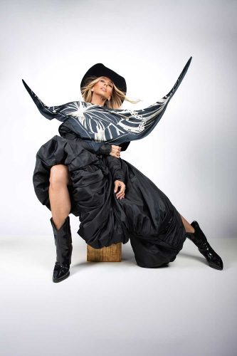 Collab Scarf Me x Adriane Galesteu - Foto: Thalles Garbin