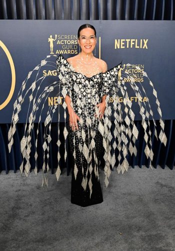Ali Wong veste Iris Van Herpen - Foto: Reprodução/WWD