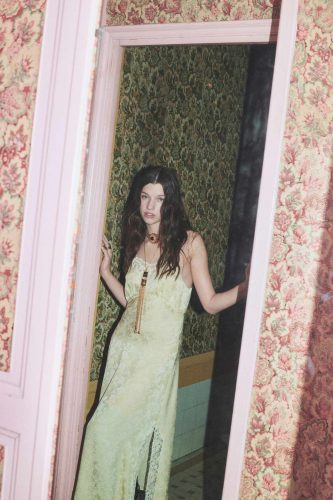 Ever Anderson para Chloé, pre-fall 2025 - Foto: Reprodução/Vogue Runway