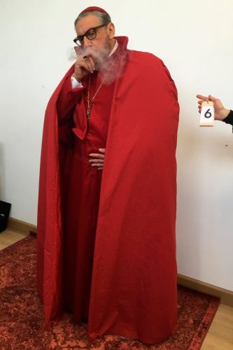 “Conclave” (2024), de Edward Berger – Foto: Reprodução/Esquire Australia/Lisy Christl