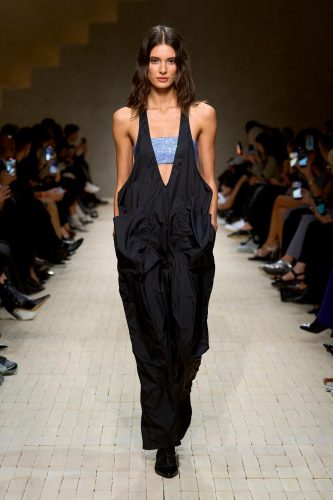 Emporio Armani, verão 2026 - Foto: Reprodução/Vogue Runway