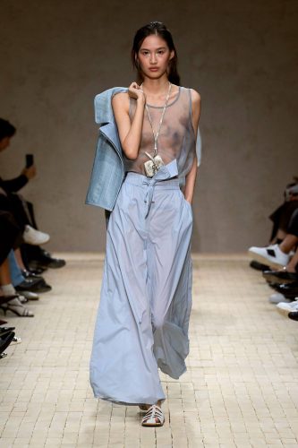 Emporio Armani, verão 2026 - Foto: Reprodução/Vogue Runway