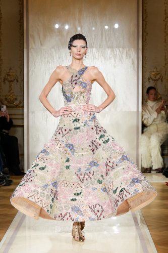 Armani Privé, alta-costura, verão 2025 – Foto: Reprodução/Vogue Runway