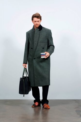 Joe Alwyn para JW Anderson, resort 2026 - Foto: Reprodução/Vogue Runway