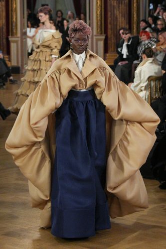Viktor & Rolf, alta-costura de verão 2025 – Reprodução: Vogue Runway