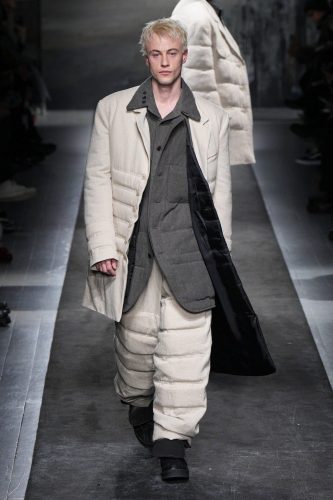 Yohji Yamamoto, inverno 2025 – Foto: Reprodução/Vogue Runway