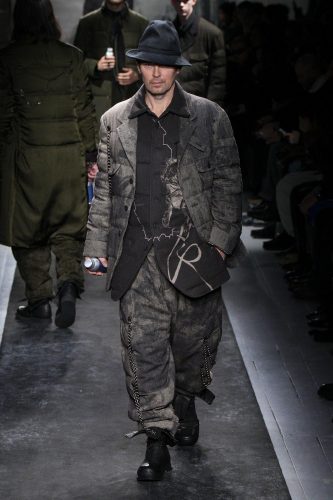 Yohji Yamamoto, inverno 2025 – Foto: Reprodução/Vogue Runway