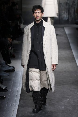 Cantor Mahmood no desfile de Yohji Yamamoto, inverno 2025 – Foto: Reprodução/Vogue Runway