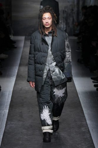 Yohji Yamamoto, inverno 2025 – Foto: Reprodução/Vogue Runway