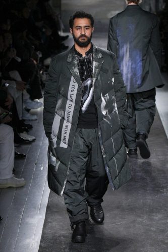 Yohji Yamamoto, inverno 2025 – Foto: Reprodução/Vogue Runway