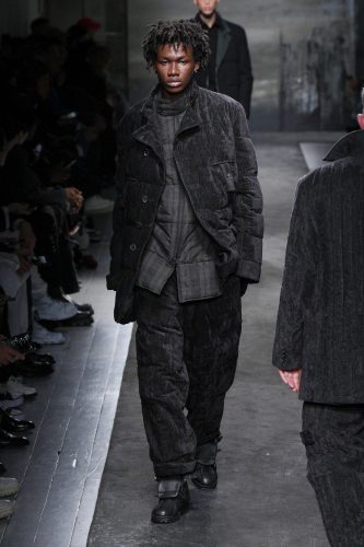 Yohji Yamamoto, inverno 2025 – Foto: Reprodução/Vogue Runway