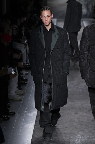Yohji Yamamoto, inverno 2025 – Foto: Reprodução/Vogue Runway