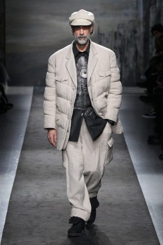 Yohji Yamamoto, inverno 2025 – Foto: Reprodução/Vogue Runway