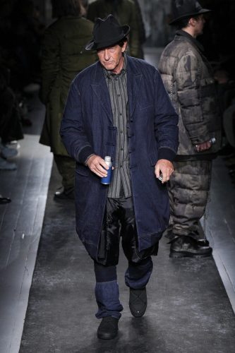 Yohji Yamamoto, inverno 2025 – Foto: Reprodução/Vogue Runway