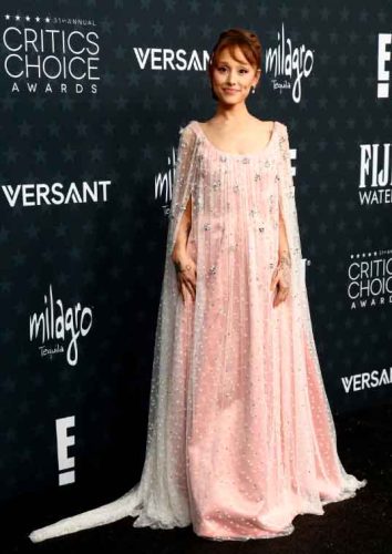 Ariana Grande veste Alberta Ferretti - Foto: Divulgação