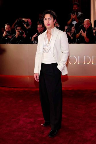 Hudson Williams veste Armani - Foto: Divulgação