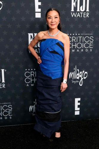 Michelle Yeoh veste Balenciaga - Foto: Reprodução/WWD