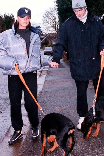 Foi em 1999 que Margiela colocou sua versão do casaco acolchoado na passarela e fez a peça chamar atenção de uma vez por todas do mundo da moda. Dois anos antes, foi tirada essa foto icônica de Victoria Beckham usando uma jaqueta puffer durante um passeio com os cachorros, coordenando a paleta de cores com seu marido, o que também ajudou a estabelecer o item na cultura popular - Foto: Reprodução/@brit_cult