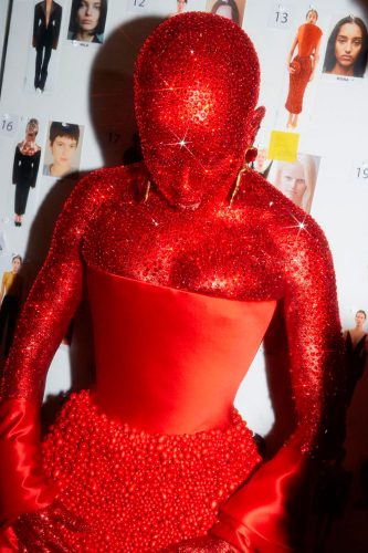 Doja Cat veste Schiaparelli e Swarovski para o desfile de verão de alta-costura da Schiaparelli - Foto: Reprodução/Instagram/@schiaparelli