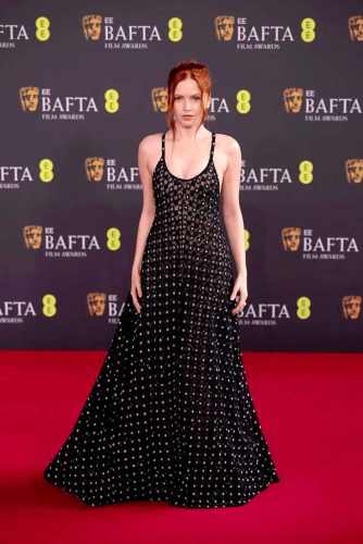 Ellie Bamber veste Giorgio Armani - Foto: Divulgação