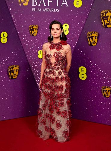 Jenna Coleman veste Giorgio Armani - Foto: Divulgação