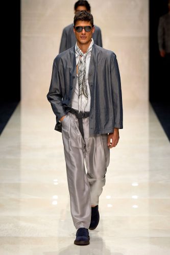 Giorgio Armani renova a alfaiataria masculina para o verão 2025