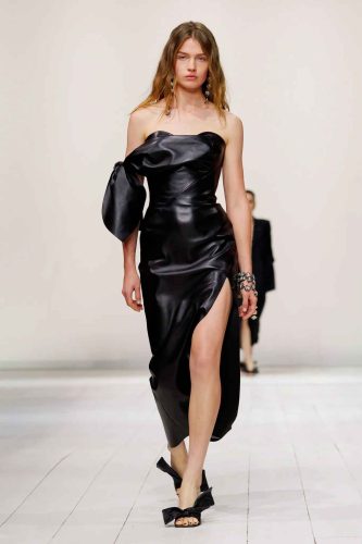 Givenchy, verão 2026 - Foto: Reprodução/Vogue Runway
