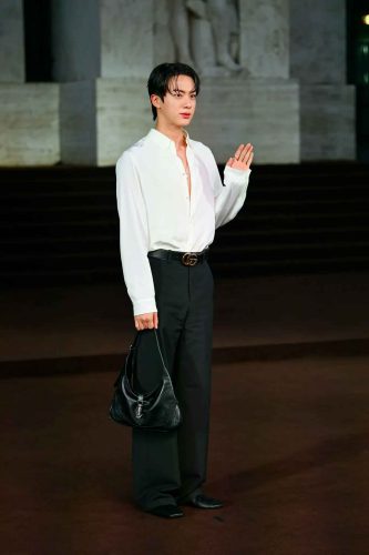 Jin - Foto: Reprodução/WWD