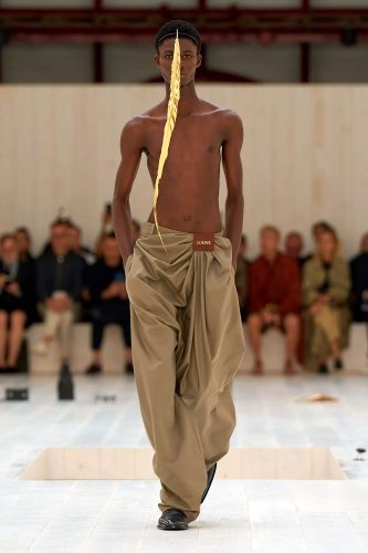 Loewe, coleção masculina de verão 2025 - Foto: Vogue Runway