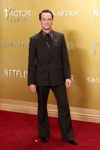 Matthews Rhys veste Louis Vuitton - Foto: Divulgação
