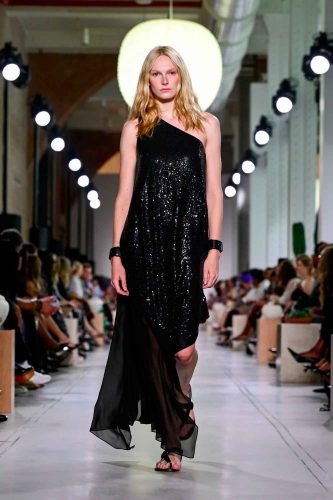 Michael Kors, verão 2026 - Foto: Reprodução/Vogue Runway