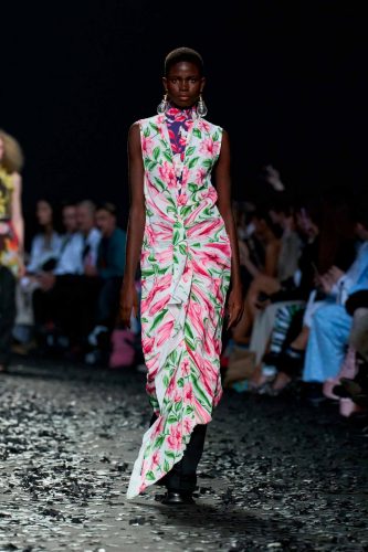 Moschino, inverno 2025 - Foto: Reprodução/Vogue Runway