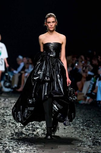Moschino, inverno 2025 - Foto: Reprodução/Vogue Runway
