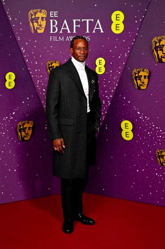 Akinola Davier Jr veste Prada - Foto: Divulgação