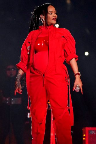 Rihanna veste Loewe no Super Bowl 2023 - Foto: Reprodução/Instagram/@loewe