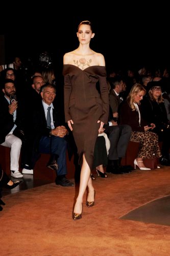 Schiaparelli, inverno 2025 – Foto: Reprodução/Vogue Runway