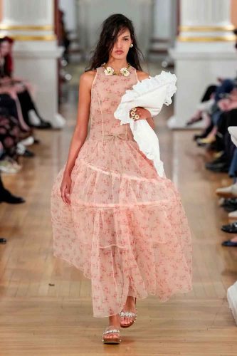 Simone Rocha, verão 2026 - Foto: Reprodução/Vogue Runway