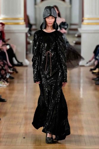 Simone Rocha, verão 2026 - Foto: Reprodução/Vogue Runway